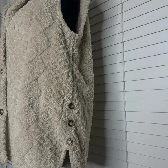 Women's soft Hooded Sleeveless Fuzzy coat/vest for Fall/Winter (L) - Picture 4 of 6